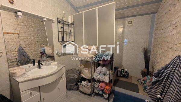 Centre ville de Saint Jean d'Angély Maison de 132 m2, 3 chambres et 80 m² aménageables