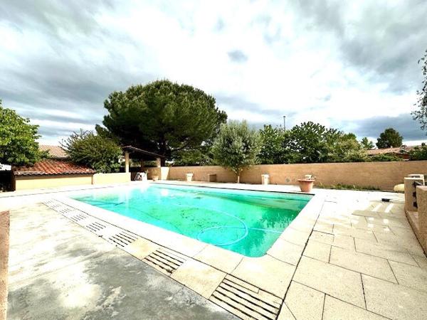 LA TOUR DU CRIEU : VILLA DE CONSTRUCTION TRADITIONNELLE A VENDRE DE TYPE 5 AVEC GRAND GARAGE ET PISCINE