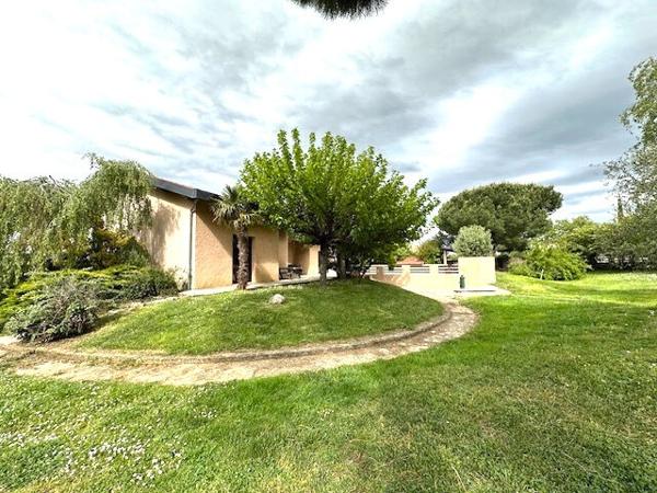 LA TOUR DU CRIEU : VILLA DE CONSTRUCTION TRADITIONNELLE A VENDRE DE TYPE 5 AVEC GRAND GARAGE ET PISCINE