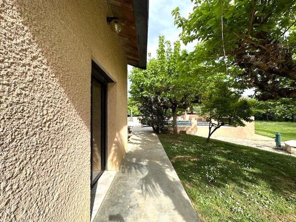 LA TOUR DU CRIEU : VILLA DE CONSTRUCTION TRADITIONNELLE A VENDRE DE TYPE 5 AVEC GRAND GARAGE ET PISCINE