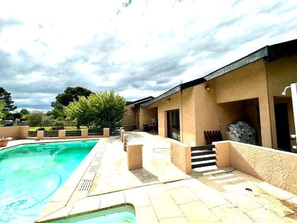 LA TOUR DU CRIEU : VILLA DE CONSTRUCTION TRADITIONNELLE A VENDRE DE TYPE 5 AVEC GRAND GARAGE ET PISCINE