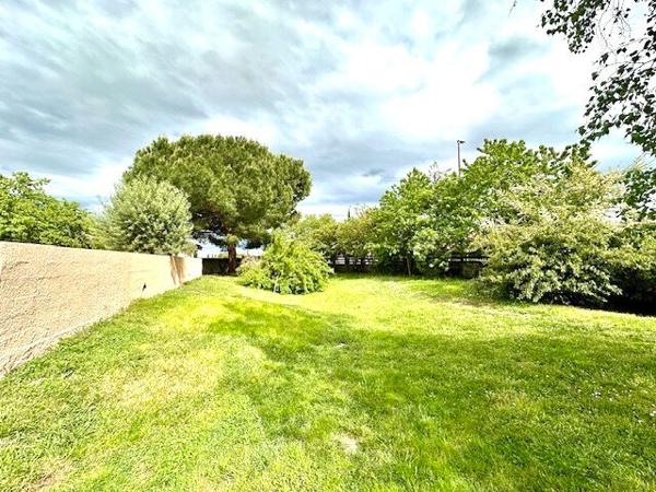 LA TOUR DU CRIEU : VILLA DE CONSTRUCTION TRADITIONNELLE A VENDRE DE TYPE 5 AVEC GRAND GARAGE ET PISCINE