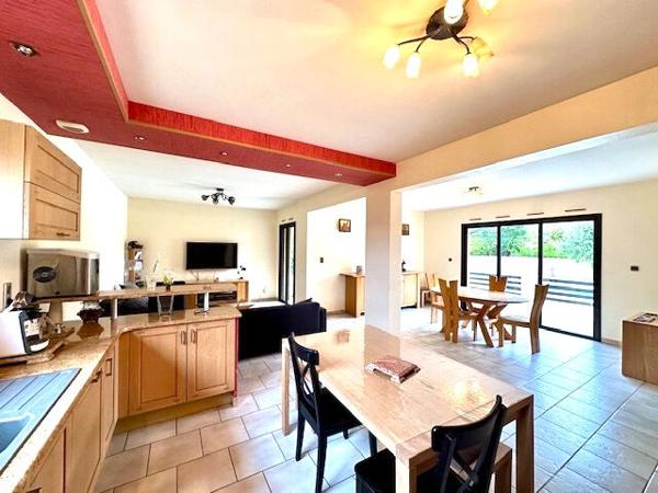 LA TOUR DU CRIEU : VILLA DE CONSTRUCTION TRADITIONNELLE A VENDRE DE TYPE 5 AVEC GRAND GARAGE ET PISCINE