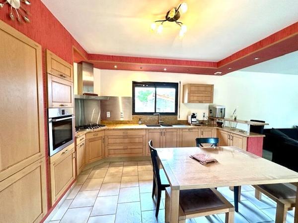 LA TOUR DU CRIEU : VILLA DE CONSTRUCTION TRADITIONNELLE A VENDRE DE TYPE 5 AVEC GRAND GARAGE ET PISCINE