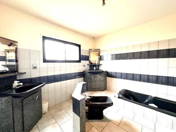 LA TOUR DU CRIEU : VILLA DE CONSTRUCTION TRADITIONNELLE A VENDRE DE TYPE 5 AVEC GRAND GARAGE ET PISCINE