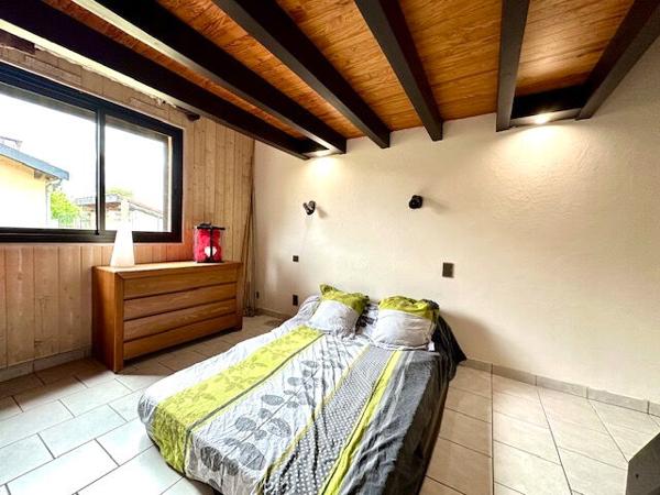 LA TOUR DU CRIEU : VILLA DE CONSTRUCTION TRADITIONNELLE A VENDRE DE TYPE 5 AVEC GRAND GARAGE ET PISCINE