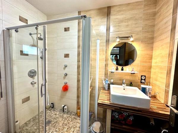 LA TOUR DU CRIEU : VILLA DE CONSTRUCTION TRADITIONNELLE A VENDRE DE TYPE 5 AVEC GRAND GARAGE ET PISCINE