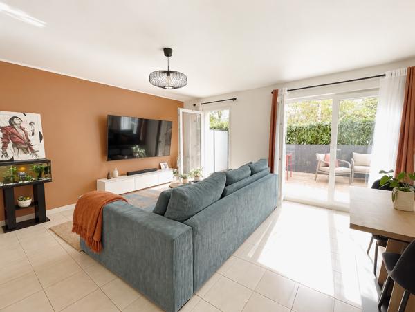 APPARTEMENT EN REZ DE JARDIN - TERRASSE 30M2 - EXCELLENT ETAT - CALME et à l'abri des regards - A proximité de