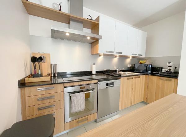 APPARTEMENT EN REZ DE JARDIN - TERRASSE 30M2 - EXCELLENT ETAT - CALME et à l'abri des regards - A proximité de