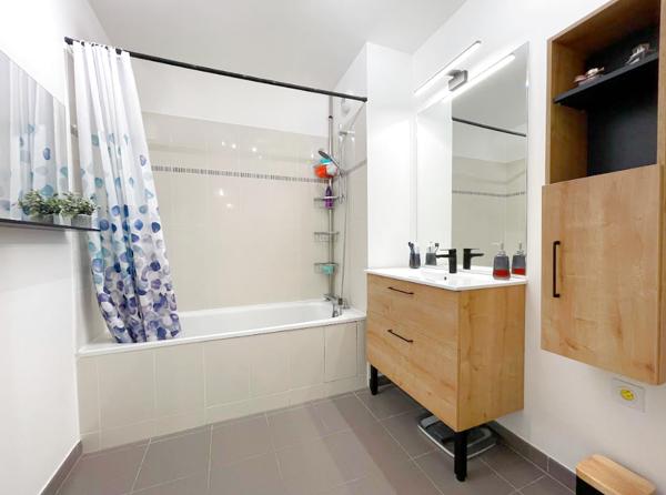 APPARTEMENT EN REZ DE JARDIN - TERRASSE 30M2 - EXCELLENT ETAT - CALME et à l'abri des regards - A proximité de