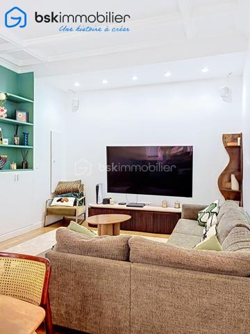 **PARIS 16ᵉ – APPARTEMENT HAUSSMANNIEN D'EXCEPTION – 96 m² – 3 CHAMBRES**

Au cœur du prestigieux 16ᵉ arrondissement de Paris, découvrez ce superbe appartement de 96 m² situé au 2ᵉ étage avec ascenseur d'un élégant immeuble haussmannien datant de 1853.

Dès l'entrée, vous serez séduit par le charme intemporel de l'ancien : belles hauteurs sous plafond, volumes généreux, luminosité remarquable et prestations de caractère. L'appartement se compose d'un vaste espace de vie, d'une cuisine aménagée et équipée, de trois chambres confortables, d'une salle de bains avec douche et baignoire, d'un espace buanderie ainsi que de nombreux rangements intégrés.

Sans vis-à-vis direct, ce bien offre un cadre de vie privilégié au sein d'un quartier recherché, à proximité immédiate des commerces, des écoles réputées, des transports et de toutes les commodités.

Une cave complète ce bien.

**Les atouts :**

* Immeuble de caractère datant de 1853
* Ascenseur
* 96 m² habitables
* 3 chambres
* Cave
* Nombreux rangements
* Aucun vis-à-vis
* Adresse recherchée du 16ᵉ arrondissement
* Proximité immédiate des commerces et transports

**Copropriété de 2 lots**
Charges annuelles : 665,42 €

Un bien rare alliant le prestige de l'ancien et le confort de la vie parisienne.

Pour toute information complémentaire ou organiser une visite, contactez Laurène Finck, votre conseillère immobilière.