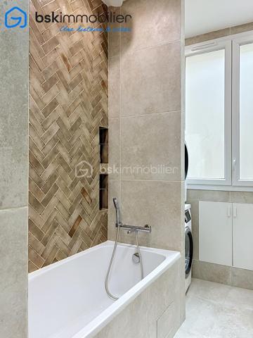 **PARIS 16ᵉ – APPARTEMENT HAUSSMANNIEN D'EXCEPTION – 96 m² – 3 CHAMBRES**

Au cœur du prestigieux 16ᵉ arrondissement de Paris, découvrez ce superbe appartement de 96 m² situé au 2ᵉ étage avec ascenseur d'un élégant immeuble haussmannien datant de 1853.

Dès l'entrée, vous serez séduit par le charme intemporel de l'ancien : belles hauteurs sous plafond, volumes généreux, luminosité remarquable et prestations de caractère. L'appartement se compose d'un vaste espace de vie, d'une cuisine aménagée et équipée, de trois chambres confortables, d'une salle de bains avec douche et baignoire, d'un espace buanderie ainsi que de nombreux rangements intégrés.

Sans vis-à-vis direct, ce bien offre un cadre de vie privilégié au sein d'un quartier recherché, à proximité immédiate des commerces, des écoles réputées, des transports et de toutes les commodités.

Une cave complète ce bien.

**Les atouts :**

* Immeuble de caractère datant de 1853
* Ascenseur
* 96 m² habitables
* 3 chambres
* Cave
* Nombreux rangements
* Aucun vis-à-vis
* Adresse recherchée du 16ᵉ arrondissement
* Proximité immédiate des commerces et transports

**Copropriété de 2 lots**
Charges annuelles : 665,42 €

Un bien rare alliant le prestige de l'ancien et le confort de la vie parisienne.

Pour toute information complémentaire ou organiser une visite, contactez Laurène Finck, votre conseillère immobilière.
