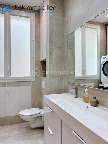 **PARIS 16ᵉ – APPARTEMENT HAUSSMANNIEN D'EXCEPTION – 96 m² – 3 CHAMBRES**

Au cœur du prestigieux 16ᵉ arrondissement de Paris, découvrez ce superbe appartement de 96 m² situé au 2ᵉ étage avec ascenseur d'un élégant immeuble haussmannien datant de 1853.

Dès l'entrée, vous serez séduit par le charme intemporel de l'ancien : belles hauteurs sous plafond, volumes généreux, luminosité remarquable et prestations de caractère. L'appartement se compose d'un vaste espace de vie, d'une cuisine aménagée et équipée, de trois chambres confortables, d'une salle de bains avec douche et baignoire, d'un espace buanderie ainsi que de nombreux rangements intégrés.

Sans vis-à-vis direct, ce bien offre un cadre de vie privilégié au sein d'un quartier recherché, à proximité immédiate des commerces, des écoles réputées, des transports et de toutes les commodités.

Une cave complète ce bien.

**Les atouts :**

* Immeuble de caractère datant de 1853
* Ascenseur
* 96 m² habitables
* 3 chambres
* Cave
* Nombreux rangements
* Aucun vis-à-vis
* Adresse recherchée du 16ᵉ arrondissement
* Proximité immédiate des commerces et transports

**Copropriété de 2 lots**
Charges annuelles : 665,42 €

Un bien rare alliant le prestige de l'ancien et le confort de la vie parisienne.

Pour toute information complémentaire ou organiser une visite, contactez Laurène Finck, votre conseillère immobilière.