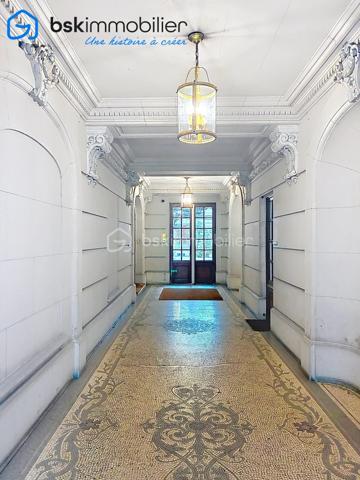 **PARIS 16ᵉ – APPARTEMENT HAUSSMANNIEN D'EXCEPTION – 96 m² – 3 CHAMBRES**

Au cœur du prestigieux 16ᵉ arrondissement de Paris, découvrez ce superbe appartement de 96 m² situé au 2ᵉ étage avec ascenseur d'un élégant immeuble haussmannien datant de 1853.

Dès l'entrée, vous serez séduit par le charme intemporel de l'ancien : belles hauteurs sous plafond, volumes généreux, luminosité remarquable et prestations de caractère. L'appartement se compose d'un vaste espace de vie, d'une cuisine aménagée et équipée, de trois chambres confortables, d'une salle de bains avec douche et baignoire, d'un espace buanderie ainsi que de nombreux rangements intégrés.

Sans vis-à-vis direct, ce bien offre un cadre de vie privilégié au sein d'un quartier recherché, à proximité immédiate des commerces, des écoles réputées, des transports et de toutes les commodités.

Une cave complète ce bien.

**Les atouts :**

* Immeuble de caractère datant de 1853
* Ascenseur
* 96 m² habitables
* 3 chambres
* Cave
* Nombreux rangements
* Aucun vis-à-vis
* Adresse recherchée du 16ᵉ arrondissement
* Proximité immédiate des commerces et transports

**Copropriété de 2 lots**
Charges annuelles : 665,42 €

Un bien rare alliant le prestige de l'ancien et le confort de la vie parisienne.

Pour toute information complémentaire ou organiser une visite, contactez Laurène Finck, votre conseillère immobilière.