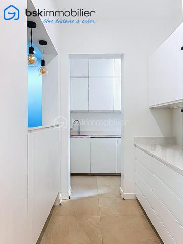 **PARIS 16ᵉ – APPARTEMENT HAUSSMANNIEN D'EXCEPTION – 96 m² – 3 CHAMBRES**

Au cœur du prestigieux 16ᵉ arrondissement de Paris, découvrez ce superbe appartement de 96 m² situé au 2ᵉ étage avec ascenseur d'un élégant immeuble haussmannien datant de 1853.

Dès l'entrée, vous serez séduit par le charme intemporel de l'ancien : belles hauteurs sous plafond, volumes généreux, luminosité remarquable et prestations de caractère. L'appartement se compose d'un vaste espace de vie, d'une cuisine aménagée et équipée, de trois chambres confortables, d'une salle de bains avec douche et baignoire, d'un espace buanderie ainsi que de nombreux rangements intégrés.

Sans vis-à-vis direct, ce bien offre un cadre de vie privilégié au sein d'un quartier recherché, à proximité immédiate des commerces, des écoles réputées, des transports et de toutes les commodités.

Une cave complète ce bien.

**Les atouts :**

* Immeuble de caractère datant de 1853
* Ascenseur
* 96 m² habitables
* 3 chambres
* Cave
* Nombreux rangements
* Aucun vis-à-vis
* Adresse recherchée du 16ᵉ arrondissement
* Proximité immédiate des commerces et transports

**Copropriété de 2 lots**
Charges annuelles : 665,42 €

Un bien rare alliant le prestige de l'ancien et le confort de la vie parisienne.

Pour toute information complémentaire ou organiser une visite, contactez Laurène Finck, votre conseillère immobilière.