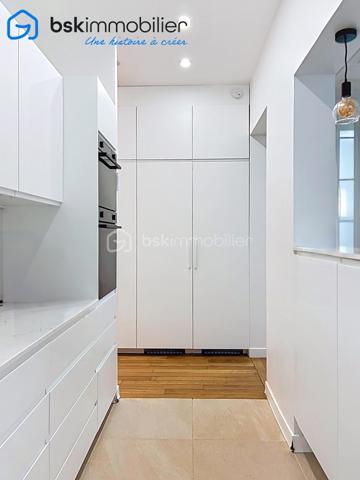 **PARIS 16ᵉ – APPARTEMENT HAUSSMANNIEN D'EXCEPTION – 96 m² – 3 CHAMBRES**

Au cœur du prestigieux 16ᵉ arrondissement de Paris, découvrez ce superbe appartement de 96 m² situé au 2ᵉ étage avec ascenseur d'un élégant immeuble haussmannien datant de 1853.

Dès l'entrée, vous serez séduit par le charme intemporel de l'ancien : belles hauteurs sous plafond, volumes généreux, luminosité remarquable et prestations de caractère. L'appartement se compose d'un vaste espace de vie, d'une cuisine aménagée et équipée, de trois chambres confortables, d'une salle de bains avec douche et baignoire, d'un espace buanderie ainsi que de nombreux rangements intégrés.

Sans vis-à-vis direct, ce bien offre un cadre de vie privilégié au sein d'un quartier recherché, à proximité immédiate des commerces, des écoles réputées, des transports et de toutes les commodités.

Une cave complète ce bien.

**Les atouts :**

* Immeuble de caractère datant de 1853
* Ascenseur
* 96 m² habitables
* 3 chambres
* Cave
* Nombreux rangements
* Aucun vis-à-vis
* Adresse recherchée du 16ᵉ arrondissement
* Proximité immédiate des commerces et transports

**Copropriété de 2 lots**
Charges annuelles : 665,42 €

Un bien rare alliant le prestige de l'ancien et le confort de la vie parisienne.

Pour toute information complémentaire ou organiser une visite, contactez Laurène Finck, votre conseillère immobilière.