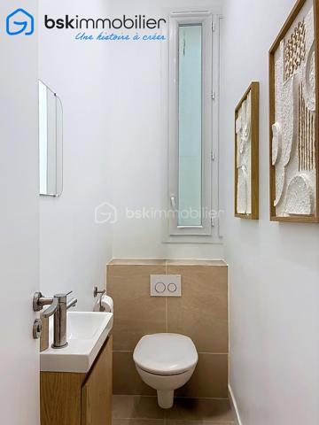 **PARIS 16ᵉ – APPARTEMENT HAUSSMANNIEN D'EXCEPTION – 96 m² – 3 CHAMBRES**

Au cœur du prestigieux 16ᵉ arrondissement de Paris, découvrez ce superbe appartement de 96 m² situé au 2ᵉ étage avec ascenseur d'un élégant immeuble haussmannien datant de 1853.

Dès l'entrée, vous serez séduit par le charme intemporel de l'ancien : belles hauteurs sous plafond, volumes généreux, luminosité remarquable et prestations de caractère. L'appartement se compose d'un vaste espace de vie, d'une cuisine aménagée et équipée, de trois chambres confortables, d'une salle de bains avec douche et baignoire, d'un espace buanderie ainsi que de nombreux rangements intégrés.

Sans vis-à-vis direct, ce bien offre un cadre de vie privilégié au sein d'un quartier recherché, à proximité immédiate des commerces, des écoles réputées, des transports et de toutes les commodités.

Une cave complète ce bien.

**Les atouts :**

* Immeuble de caractère datant de 1853
* Ascenseur
* 96 m² habitables
* 3 chambres
* Cave
* Nombreux rangements
* Aucun vis-à-vis
* Adresse recherchée du 16ᵉ arrondissement
* Proximité immédiate des commerces et transports

**Copropriété de 2 lots**
Charges annuelles : 665,42 €

Un bien rare alliant le prestige de l'ancien et le confort de la vie parisienne.

Pour toute information complémentaire ou organiser une visite, contactez Laurène Finck, votre conseillère immobilière.