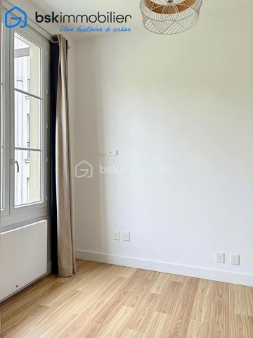 **PARIS 16ᵉ – APPARTEMENT HAUSSMANNIEN D'EXCEPTION – 96 m² – 3 CHAMBRES**

Au cœur du prestigieux 16ᵉ arrondissement de Paris, découvrez ce superbe appartement de 96 m² situé au 2ᵉ étage avec ascenseur d'un élégant immeuble haussmannien datant de 1853.

Dès l'entrée, vous serez séduit par le charme intemporel de l'ancien : belles hauteurs sous plafond, volumes généreux, luminosité remarquable et prestations de caractère. L'appartement se compose d'un vaste espace de vie, d'une cuisine aménagée et équipée, de trois chambres confortables, d'une salle de bains avec douche et baignoire, d'un espace buanderie ainsi que de nombreux rangements intégrés.

Sans vis-à-vis direct, ce bien offre un cadre de vie privilégié au sein d'un quartier recherché, à proximité immédiate des commerces, des écoles réputées, des transports et de toutes les commodités.

Une cave complète ce bien.

**Les atouts :**

* Immeuble de caractère datant de 1853
* Ascenseur
* 96 m² habitables
* 3 chambres
* Cave
* Nombreux rangements
* Aucun vis-à-vis
* Adresse recherchée du 16ᵉ arrondissement
* Proximité immédiate des commerces et transports

**Copropriété de 2 lots**
Charges annuelles : 665,42 €

Un bien rare alliant le prestige de l'ancien et le confort de la vie parisienne.

Pour toute information complémentaire ou organiser une visite, contactez Laurène Finck, votre conseillère immobilière.