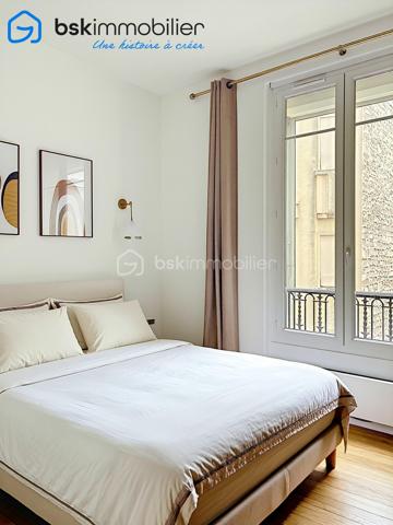 **PARIS 16ᵉ – APPARTEMENT HAUSSMANNIEN D'EXCEPTION – 96 m² – 3 CHAMBRES**

Au cœur du prestigieux 16ᵉ arrondissement de Paris, découvrez ce superbe appartement de 96 m² situé au 2ᵉ étage avec ascenseur d'un élégant immeuble haussmannien datant de 1853.

Dès l'entrée, vous serez séduit par le charme intemporel de l'ancien : belles hauteurs sous plafond, volumes généreux, luminosité remarquable et prestations de caractère. L'appartement se compose d'un vaste espace de vie, d'une cuisine aménagée et équipée, de trois chambres confortables, d'une salle de bains avec douche et baignoire, d'un espace buanderie ainsi que de nombreux rangements intégrés.

Sans vis-à-vis direct, ce bien offre un cadre de vie privilégié au sein d'un quartier recherché, à proximité immédiate des commerces, des écoles réputées, des transports et de toutes les commodités.

Une cave complète ce bien.

**Les atouts :**

* Immeuble de caractère datant de 1853
* Ascenseur
* 96 m² habitables
* 3 chambres
* Cave
* Nombreux rangements
* Aucun vis-à-vis
* Adresse recherchée du 16ᵉ arrondissement
* Proximité immédiate des commerces et transports

**Copropriété de 2 lots**
Charges annuelles : 665,42 €

Un bien rare alliant le prestige de l'ancien et le confort de la vie parisienne.

Pour toute information complémentaire ou organiser une visite, contactez Laurène Finck, votre conseillère immobilière.