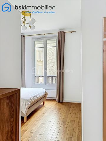 **PARIS 16ᵉ – APPARTEMENT HAUSSMANNIEN D'EXCEPTION – 96 m² – 3 CHAMBRES**

Au cœur du prestigieux 16ᵉ arrondissement de Paris, découvrez ce superbe appartement de 96 m² situé au 2ᵉ étage avec ascenseur d'un élégant immeuble haussmannien datant de 1853.

Dès l'entrée, vous serez séduit par le charme intemporel de l'ancien : belles hauteurs sous plafond, volumes généreux, luminosité remarquable et prestations de caractère. L'appartement se compose d'un vaste espace de vie, d'une cuisine aménagée et équipée, de trois chambres confortables, d'une salle de bains avec douche et baignoire, d'un espace buanderie ainsi que de nombreux rangements intégrés.

Sans vis-à-vis direct, ce bien offre un cadre de vie privilégié au sein d'un quartier recherché, à proximité immédiate des commerces, des écoles réputées, des transports et de toutes les commodités.

Une cave complète ce bien.

**Les atouts :**

* Immeuble de caractère datant de 1853
* Ascenseur
* 96 m² habitables
* 3 chambres
* Cave
* Nombreux rangements
* Aucun vis-à-vis
* Adresse recherchée du 16ᵉ arrondissement
* Proximité immédiate des commerces et transports

**Copropriété de 2 lots**
Charges annuelles : 665,42 €

Un bien rare alliant le prestige de l'ancien et le confort de la vie parisienne.

Pour toute information complémentaire ou organiser une visite, contactez Laurène Finck, votre conseillère immobilière.