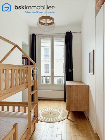 **PARIS 16ᵉ – APPARTEMENT HAUSSMANNIEN D'EXCEPTION – 96 m² – 3 CHAMBRES**

Au cœur du prestigieux 16ᵉ arrondissement de Paris, découvrez ce superbe appartement de 96 m² situé au 2ᵉ étage avec ascenseur d'un élégant immeuble haussmannien datant de 1853.

Dès l'entrée, vous serez séduit par le charme intemporel de l'ancien : belles hauteurs sous plafond, volumes généreux, luminosité remarquable et prestations de caractère. L'appartement se compose d'un vaste espace de vie, d'une cuisine aménagée et équipée, de trois chambres confortables, d'une salle de bains avec douche et baignoire, d'un espace buanderie ainsi que de nombreux rangements intégrés.

Sans vis-à-vis direct, ce bien offre un cadre de vie privilégié au sein d'un quartier recherché, à proximité immédiate des commerces, des écoles réputées, des transports et de toutes les commodités.

Une cave complète ce bien.

**Les atouts :**

* Immeuble de caractère datant de 1853
* Ascenseur
* 96 m² habitables
* 3 chambres
* Cave
* Nombreux rangements
* Aucun vis-à-vis
* Adresse recherchée du 16ᵉ arrondissement
* Proximité immédiate des commerces et transports

**Copropriété de 2 lots**
Charges annuelles : 665,42 €

Un bien rare alliant le prestige de l'ancien et le confort de la vie parisienne.

Pour toute information complémentaire ou organiser une visite, contactez Laurène Finck, votre conseillère immobilière.