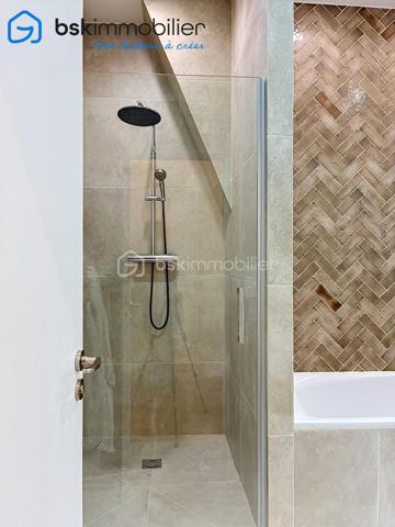 **PARIS 16ᵉ – APPARTEMENT HAUSSMANNIEN D'EXCEPTION – 96 m² – 3 CHAMBRES**

Au cœur du prestigieux 16ᵉ arrondissement de Paris, découvrez ce superbe appartement de 96 m² situé au 2ᵉ étage avec ascenseur d'un élégant immeuble haussmannien datant de 1853.

Dès l'entrée, vous serez séduit par le charme intemporel de l'ancien : belles hauteurs sous plafond, volumes généreux, luminosité remarquable et prestations de caractère. L'appartement se compose d'un vaste espace de vie, d'une cuisine aménagée et équipée, de trois chambres confortables, d'une salle de bains avec douche et baignoire, d'un espace buanderie ainsi que de nombreux rangements intégrés.

Sans vis-à-vis direct, ce bien offre un cadre de vie privilégié au sein d'un quartier recherché, à proximité immédiate des commerces, des écoles réputées, des transports et de toutes les commodités.

Une cave complète ce bien.

**Les atouts :**

* Immeuble de caractère datant de 1853
* Ascenseur
* 96 m² habitables
* 3 chambres
* Cave
* Nombreux rangements
* Aucun vis-à-vis
* Adresse recherchée du 16ᵉ arrondissement
* Proximité immédiate des commerces et transports

**Copropriété de 2 lots**
Charges annuelles : 665,42 €

Un bien rare alliant le prestige de l'ancien et le confort de la vie parisienne.

Pour toute information complémentaire ou organiser une visite, contactez Laurène Finck, votre conseillère immobilière.