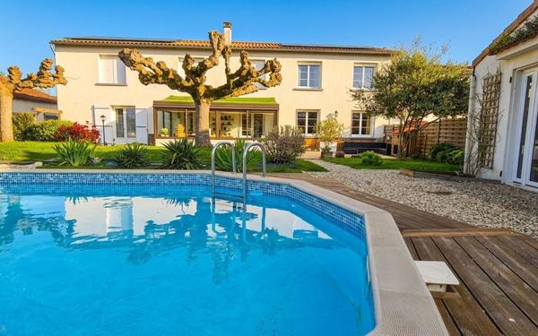 Maison à vendre    14 pièces • 437 m2 Saintes