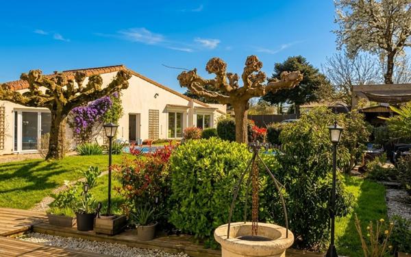 Maison à vendre    14 pièces • 437 m2 Saintes