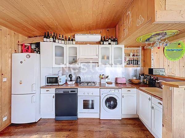 Chalet authentique en ossature bois 4 pièces dont 3 chambres de 63 m2 avec grande terrasse de 40 m² à Gruissan Plage des Chalets