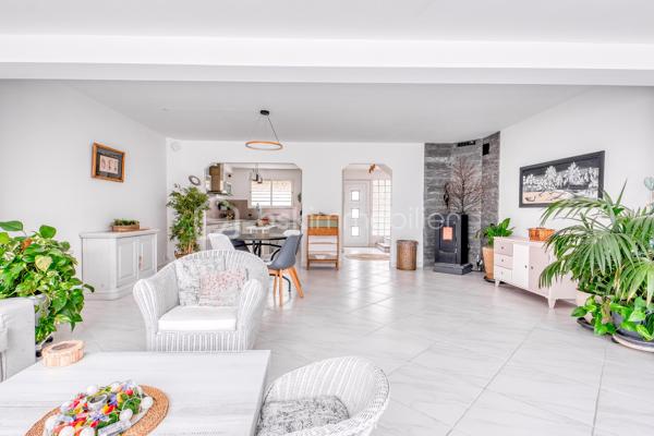 Maison Familiale 96 m2 - 3 chambres - sous-sol-Total - Excellent Confort Énergétique. 

- Emplacement recherché , à proximité du centre- ville ! 
Venez découvrir cette agréable maison familiale d’environ 96 m2, idéalement située à proximité immédiate des commerces , écoles , parc et transports . Un emplacement pratique pour profiter de toutes les commodités du quotidien . 
- Dés l’entrée , vous serez séduits par sa grande pièce de vie conviviale et lumineuse , agrémentée d’un poêle à granulés , idéale pour partager de beaux moments en famille . 
- La maison dispose également d’une cuisine aménagée et équipée , fonctionnelle et prête à l’emploi. 
- L’espace  nuit offre 3 chambres , permettant d’accueillir confortablement toute la famille . 
- Un véritable atout : son sous-sol total , offrant de nombreuses possibilités de rangement , de stockage ou d’aménagement selon vos besoins . 
- Centre ville , commerces , établissements scolaires , parc et transports à proximité .