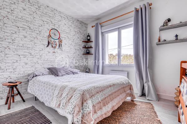Maison Familiale 96 m2 - 3 chambres - sous-sol-Total - Excellent Confort Énergétique. 

- Emplacement recherché , à proximité du centre- ville ! 
Venez découvrir cette agréable maison familiale d’environ 96 m2, idéalement située à proximité immédiate des commerces , écoles , parc et transports . Un emplacement pratique pour profiter de toutes les commodités du quotidien . 
- Dés l’entrée , vous serez séduits par sa grande pièce de vie conviviale et lumineuse , agrémentée d’un poêle à granulés , idéale pour partager de beaux moments en famille . 
- La maison dispose également d’une cuisine aménagée et équipée , fonctionnelle et prête à l’emploi. 
- L’espace  nuit offre 3 chambres , permettant d’accueillir confortablement toute la famille . 
- Un véritable atout : son sous-sol total , offrant de nombreuses possibilités de rangement , de stockage ou d’aménagement selon vos besoins . 
- Centre ville , commerces , établissements scolaires , parc et transports à proximité .