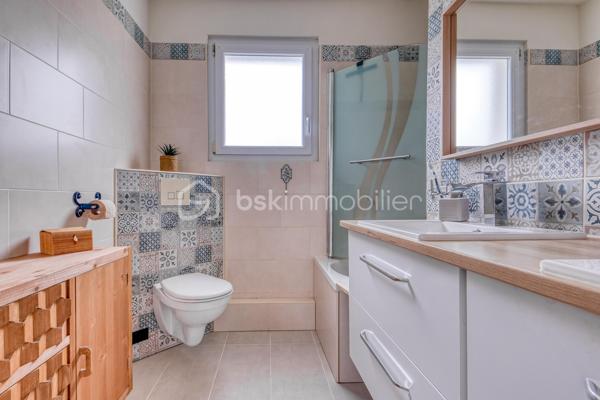 Maison Familiale 96 m2 - 3 chambres - sous-sol-Total - Excellent Confort Énergétique. 

- Emplacement recherché , à proximité du centre- ville ! 
Venez découvrir cette agréable maison familiale d’environ 96 m2, idéalement située à proximité immédiate des commerces , écoles , parc et transports . Un emplacement pratique pour profiter de toutes les commodités du quotidien . 
- Dés l’entrée , vous serez séduits par sa grande pièce de vie conviviale et lumineuse , agrémentée d’un poêle à granulés , idéale pour partager de beaux moments en famille . 
- La maison dispose également d’une cuisine aménagée et équipée , fonctionnelle et prête à l’emploi. 
- L’espace  nuit offre 3 chambres , permettant d’accueillir confortablement toute la famille . 
- Un véritable atout : son sous-sol total , offrant de nombreuses possibilités de rangement , de stockage ou d’aménagement selon vos besoins . 
- Centre ville , commerces , établissements scolaires , parc et transports à proximité .