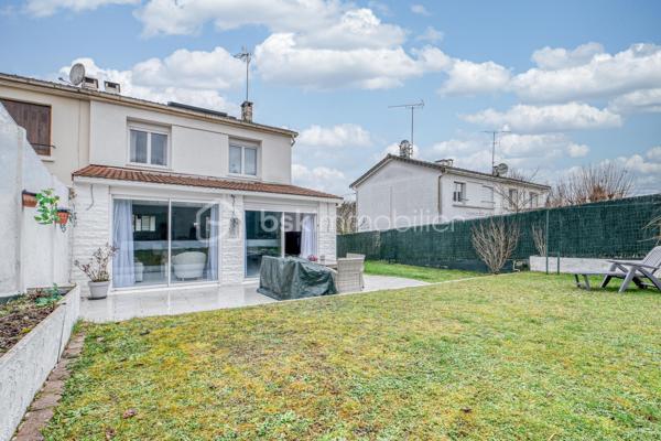Maison Familiale 96 m2 - 3 chambres - sous-sol-Total - Excellent Confort Énergétique. 

- Emplacement recherché , à proximité du centre- ville ! 
Venez découvrir cette agréable maison familiale d’environ 96 m2, idéalement située à proximité immédiate des commerces , écoles , parc et transports . Un emplacement pratique pour profiter de toutes les commodités du quotidien . 
- Dés l’entrée , vous serez séduits par sa grande pièce de vie conviviale et lumineuse , agrémentée d’un poêle à granulés , idéale pour partager de beaux moments en famille . 
- La maison dispose également d’une cuisine aménagée et équipée , fonctionnelle et prête à l’emploi. 
- L’espace  nuit offre 3 chambres , permettant d’accueillir confortablement toute la famille . 
- Un véritable atout : son sous-sol total , offrant de nombreuses possibilités de rangement , de stockage ou d’aménagement selon vos besoins . 
- Centre ville , commerces , établissements scolaires , parc et transports à proximité .