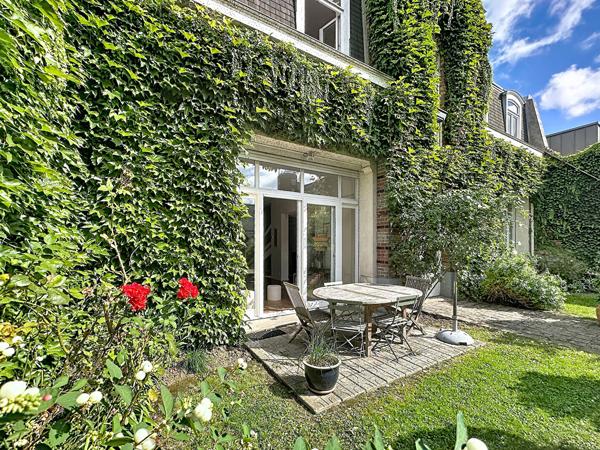 Vieux Lille, exceptionnelle Maison + studio attenant de 216.69 m² carrez total, jardin, parkings, caves. Lille