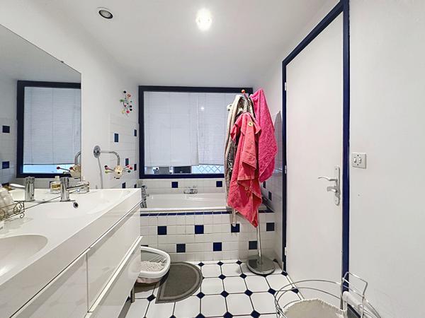 Vieux Lille, exceptionnelle Maison + studio attenant de 216.69 m² carrez total, jardin, parkings, caves. Lille