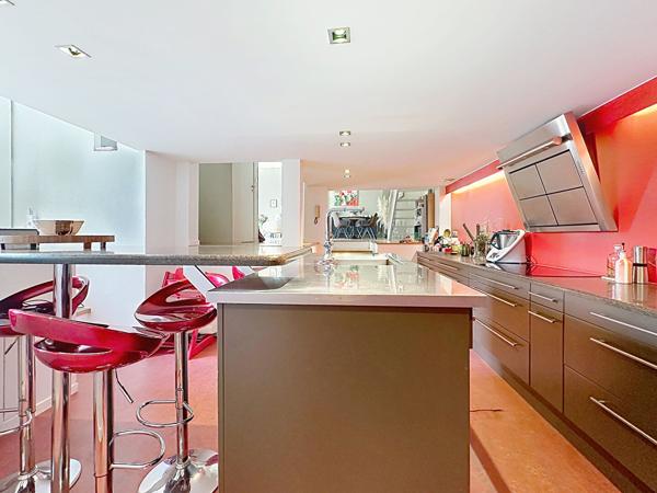 Vieux Lille, exceptionnelle Maison + studio attenant de 216.69 m² carrez total, jardin, parkings, caves. Lille