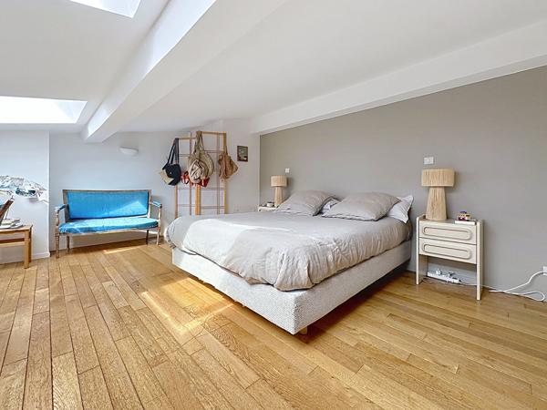 Vieux Lille, exceptionnelle Maison + studio attenant de 216.69 m² carrez total, jardin, parkings, caves. Lille