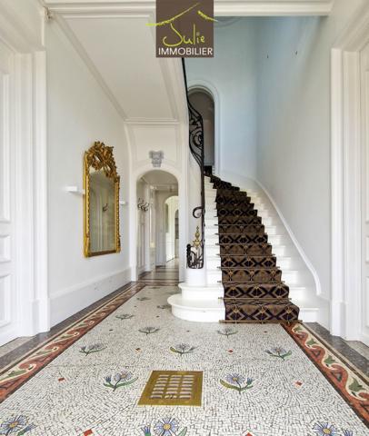 PROPRIETE D'EXCEPTION EN PLEIN COEUR DE BRESSUIRE - 304m² habitables avec JARDIN et GARAGES