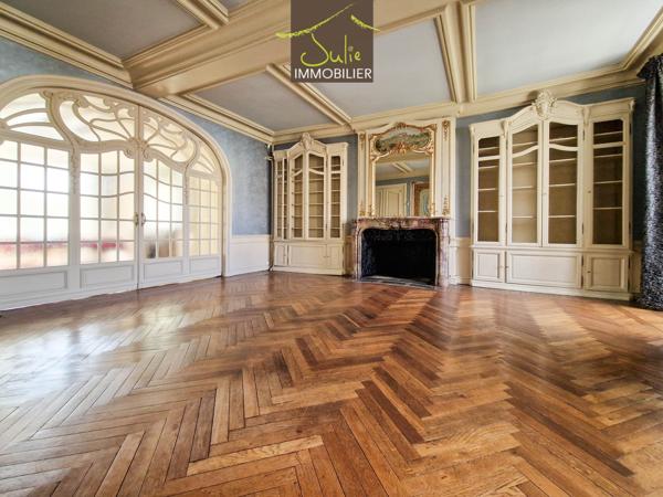 PROPRIETE D'EXCEPTION EN PLEIN COEUR DE BRESSUIRE - 304m² habitables avec JARDIN et GARAGES