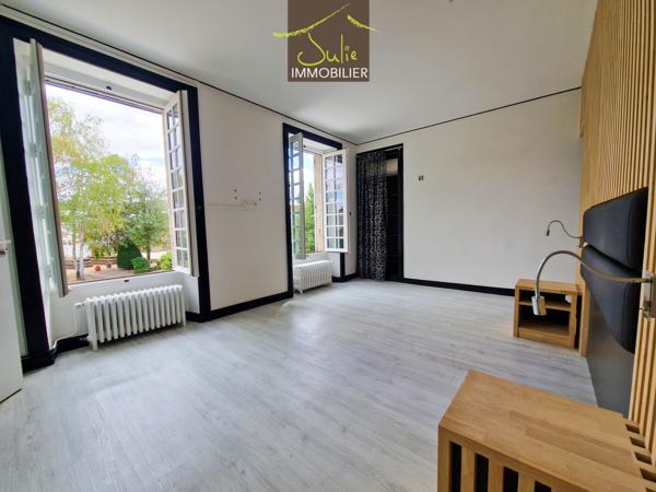 PROPRIETE D'EXCEPTION EN PLEIN COEUR DE BRESSUIRE - 304m² habitables avec JARDIN et GARAGES