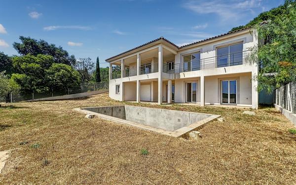 Maison à vendre    4 pièces • 137 m2 Fréjus