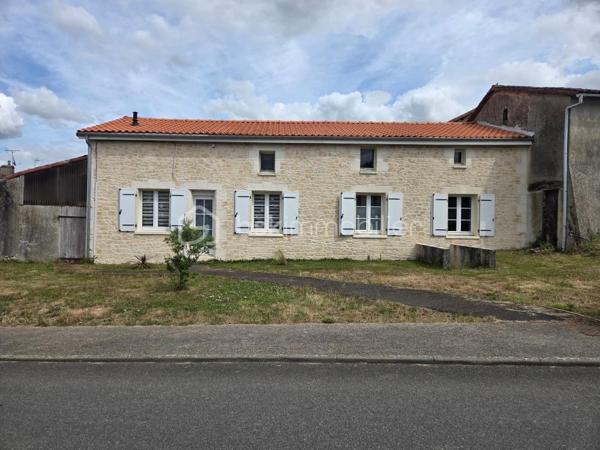 Venez découvrir cette maison de campagne, située dans une petite commune des Deux-Sèvres à seulement quelques minutes des commerces de proximité et école.

Elle se compose en rez-de-chaussée d'un salon séjour de 43m2 avec poêle à granulés, une cuisine de 40m2 lumineuse, 2 chambres de 15m2 chacune, une salle d'eau, un toilette séparé et un espace buanderie.
A l'étage, une chambre avec un espace bureau et un grenier à finir d'aménager.

Côté extérieur, un préau de 60m2 attenant à une belle grange pouvant être réhabilitée et autres dépendances le tout sur un terrain clos.

Les atouts:
- Couverture récente
- Ouvertures en double vitrage en RdC
- Poêle à granulés
- Assainissement collectif conforme

Des travaux de finition sont à prévoir