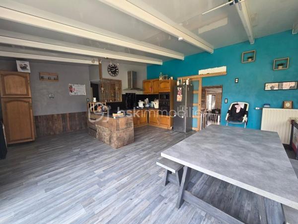 Venez découvrir cette maison de campagne, située dans une petite commune des Deux-Sèvres à seulement quelques minutes des commerces de proximité et école.

Elle se compose en rez-de-chaussée d'un salon séjour de 43m2 avec poêle à granulés, une cuisine de 40m2 lumineuse, 2 chambres de 15m2 chacune, une salle d'eau, un toilette séparé et un espace buanderie.
A l'étage, une chambre avec un espace bureau et un grenier à finir d'aménager.

Côté extérieur, un préau de 60m2 attenant à une belle grange pouvant être réhabilitée et autres dépendances le tout sur un terrain clos.

Les atouts:
- Couverture récente
- Ouvertures en double vitrage en RdC
- Poêle à granulés
- Assainissement collectif conforme

Des travaux de finition sont à prévoir