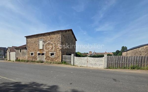 Venez découvrir cette maison de campagne, située dans une petite commune des Deux-Sèvres à seulement quelques minutes des commerces de proximité et école.

Elle se compose en rez-de-chaussée d'un salon séjour de 43m2 avec poêle à granulés, une cuisine de 40m2 lumineuse, 2 chambres de 15m2 chacune, une salle d'eau, un toilette séparé et un espace buanderie.
A l'étage, une chambre avec un espace bureau et un grenier à finir d'aménager.

Côté extérieur, un préau de 60m2 attenant à une belle grange pouvant être réhabilitée et autres dépendances le tout sur un terrain clos.

Les atouts:
- Couverture récente
- Ouvertures en double vitrage en RdC
- Poêle à granulés
- Assainissement collectif conforme

Des travaux de finition sont à prévoir