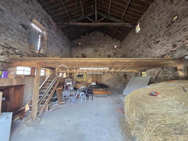 Venez découvrir cette maison de campagne, située dans une petite commune des Deux-Sèvres à seulement quelques minutes des commerces de proximité et école.

Elle se compose en rez-de-chaussée d'un salon séjour de 43m2 avec poêle à granulés, une cuisine de 40m2 lumineuse, 2 chambres de 15m2 chacune, une salle d'eau, un toilette séparé et un espace buanderie.
A l'étage, une chambre avec un espace bureau et un grenier à finir d'aménager.

Côté extérieur, un préau de 60m2 attenant à une belle grange pouvant être réhabilitée et autres dépendances le tout sur un terrain clos.

Les atouts:
- Couverture récente
- Ouvertures en double vitrage en RdC
- Poêle à granulés
- Assainissement collectif conforme

Des travaux de finition sont à prévoir