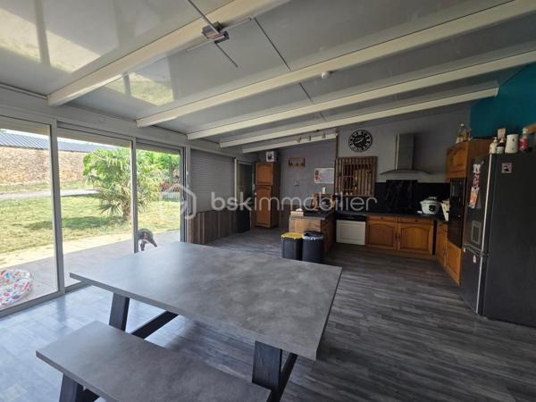 Venez découvrir cette maison de campagne, située dans une petite commune des Deux-Sèvres à seulement quelques minutes des commerces de proximité et école.

Elle se compose en rez-de-chaussée d'un salon séjour de 43m2 avec poêle à granulés, une cuisine de 40m2 lumineuse, 2 chambres de 15m2 chacune, une salle d'eau, un toilette séparé et un espace buanderie.
A l'étage, une chambre avec un espace bureau et un grenier à finir d'aménager.

Côté extérieur, un préau de 60m2 attenant à une belle grange pouvant être réhabilitée et autres dépendances le tout sur un terrain clos.

Les atouts:
- Couverture récente
- Ouvertures en double vitrage en RdC
- Poêle à granulés
- Assainissement collectif conforme

Des travaux de finition sont à prévoir