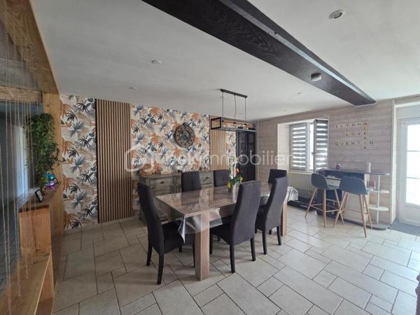 Venez découvrir cette maison de campagne, située dans une petite commune des Deux-Sèvres à seulement quelques minutes des commerces de proximité et école.

Elle se compose en rez-de-chaussée d'un salon séjour de 43m2 avec poêle à granulés, une cuisine de 40m2 lumineuse, 2 chambres de 15m2 chacune, une salle d'eau, un toilette séparé et un espace buanderie.
A l'étage, une chambre avec un espace bureau et un grenier à finir d'aménager.

Côté extérieur, un préau de 60m2 attenant à une belle grange pouvant être réhabilitée et autres dépendances le tout sur un terrain clos.

Les atouts:
- Couverture récente
- Ouvertures en double vitrage en RdC
- Poêle à granulés
- Assainissement collectif conforme

Des travaux de finition sont à prévoir
