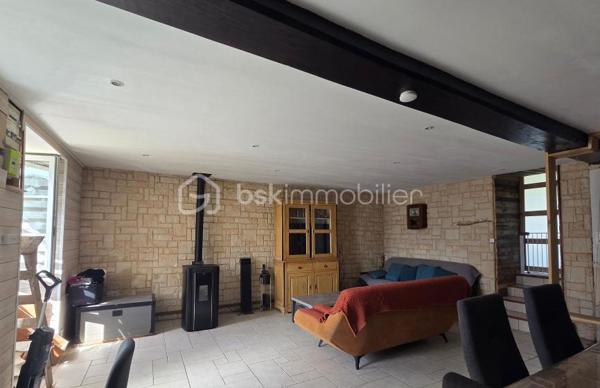 Venez découvrir cette maison de campagne, située dans une petite commune des Deux-Sèvres à seulement quelques minutes des commerces de proximité et école.

Elle se compose en rez-de-chaussée d'un salon séjour de 43m2 avec poêle à granulés, une cuisine de 40m2 lumineuse, 2 chambres de 15m2 chacune, une salle d'eau, un toilette séparé et un espace buanderie.
A l'étage, une chambre avec un espace bureau et un grenier à finir d'aménager.

Côté extérieur, un préau de 60m2 attenant à une belle grange pouvant être réhabilitée et autres dépendances le tout sur un terrain clos.

Les atouts:
- Couverture récente
- Ouvertures en double vitrage en RdC
- Poêle à granulés
- Assainissement collectif conforme

Des travaux de finition sont à prévoir