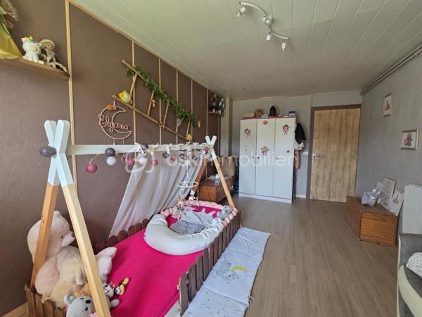 Venez découvrir cette maison de campagne, située dans une petite commune des Deux-Sèvres à seulement quelques minutes des commerces de proximité et école.

Elle se compose en rez-de-chaussée d'un salon séjour de 43m2 avec poêle à granulés, une cuisine de 40m2 lumineuse, 2 chambres de 15m2 chacune, une salle d'eau, un toilette séparé et un espace buanderie.
A l'étage, une chambre avec un espace bureau et un grenier à finir d'aménager.

Côté extérieur, un préau de 60m2 attenant à une belle grange pouvant être réhabilitée et autres dépendances le tout sur un terrain clos.

Les atouts:
- Couverture récente
- Ouvertures en double vitrage en RdC
- Poêle à granulés
- Assainissement collectif conforme

Des travaux de finition sont à prévoir