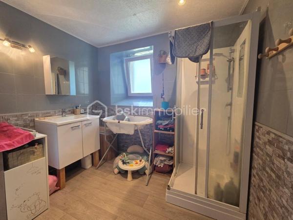 Venez découvrir cette maison de campagne, située dans une petite commune des Deux-Sèvres à seulement quelques minutes des commerces de proximité et école.

Elle se compose en rez-de-chaussée d'un salon séjour de 43m2 avec poêle à granulés, une cuisine de 40m2 lumineuse, 2 chambres de 15m2 chacune, une salle d'eau, un toilette séparé et un espace buanderie.
A l'étage, une chambre avec un espace bureau et un grenier à finir d'aménager.

Côté extérieur, un préau de 60m2 attenant à une belle grange pouvant être réhabilitée et autres dépendances le tout sur un terrain clos.

Les atouts:
- Couverture récente
- Ouvertures en double vitrage en RdC
- Poêle à granulés
- Assainissement collectif conforme

Des travaux de finition sont à prévoir
